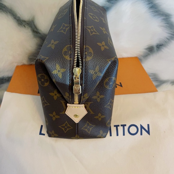 Authentic brand new LV cosmetics bag with dust bag and box - Picture 8 of 8